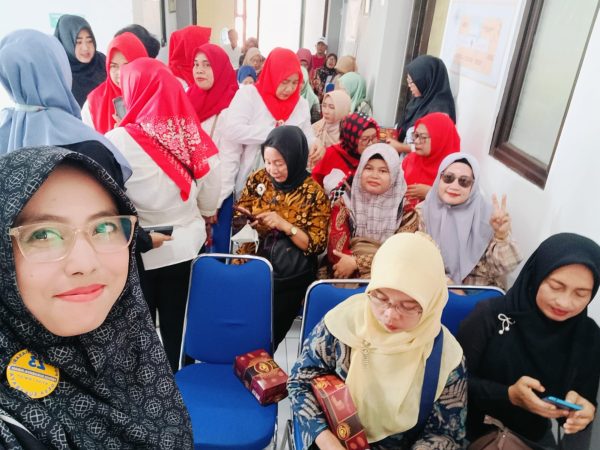 Aktivis Emak-emak PUAS dengan PRODUK dan LAYANAN Optik Rahayu Jaya